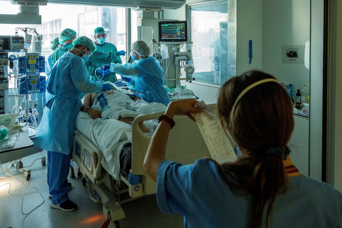 Un paciente con covid-19 es atendido por profesionales del personal sanitario de la UCI.